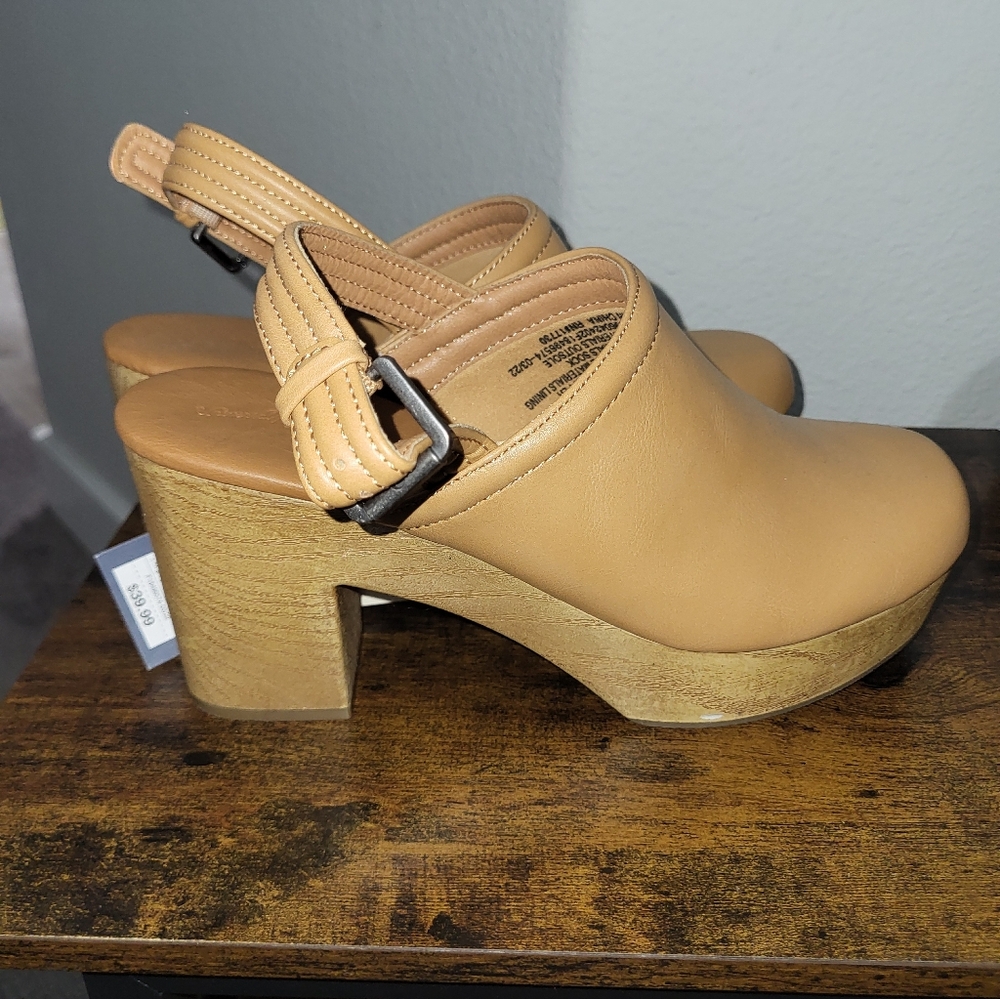 Universal Thread Tan Women's Clogs